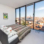 호스텔 도무스 *