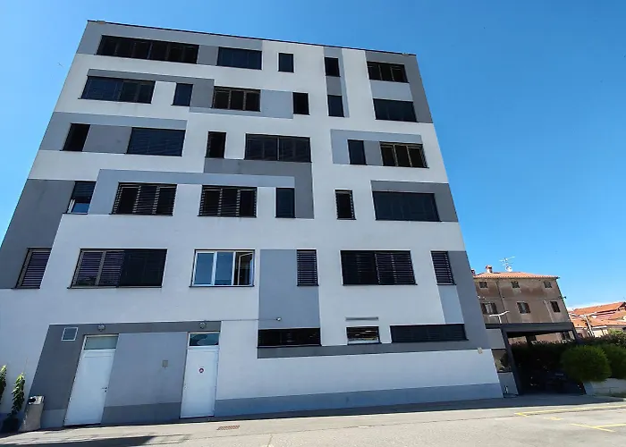 도무스 호스텔 *